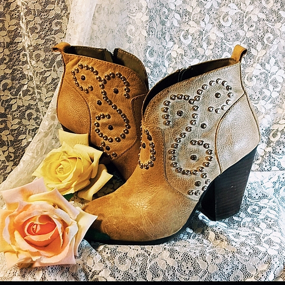 Steve Madden Shoes - Beautiful! Steve Madden Awsum boots 9